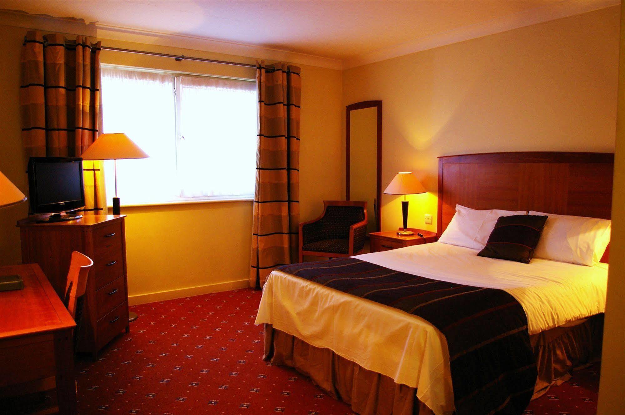 בסינגסטרוק Red Lion Hotel מראה חיצוני תמונה